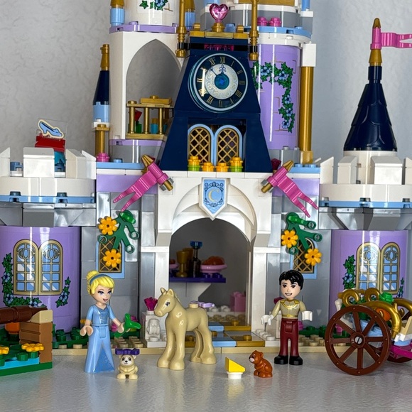 Lego Set 41154 - Cinderella’s Dream Castle - Picture 3 of 14